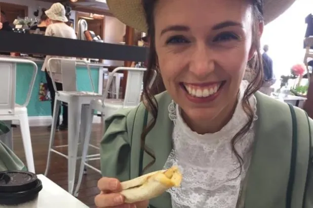 أرديرن تتناول لفائف الجبن (صورة من حسابها على تويتر)