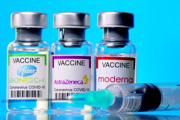 لقاحات «فايزر - بايونتك» و«موديرنا» و«أسترازينيكا» (رويترز)