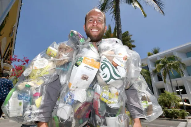 الناشط البيئي روب غرينفيلد في بيفرلي هيلز مرتدياً زياً من القمامة (أ.ف.ب)