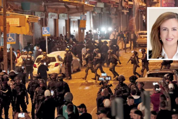 قوات إسرائيلية خلال اشتباكات مع فلسطينيين في القدس 16 مايو (أ.ف.ب)... وفي الإطار النائبة الإسرائيلية العربية غيداء ريناوي زعبي