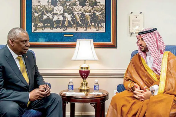 الأمير خالد بن سلمان خلال لقائه وزير الدفاع الأميركي لويد أوستن (واس)