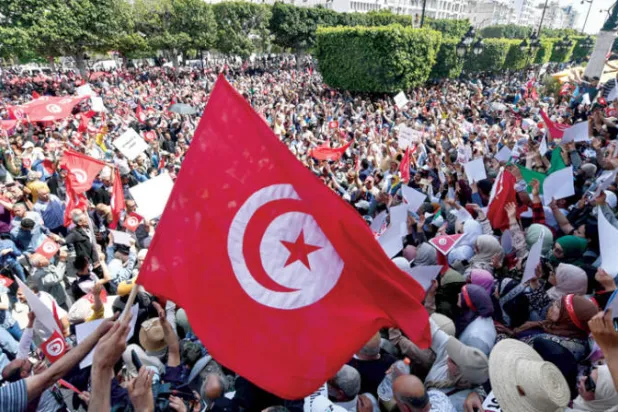 جانب من مظاهرات التونسيين المطالبة بالتنمية والتشغيل (أ.ف.ب)