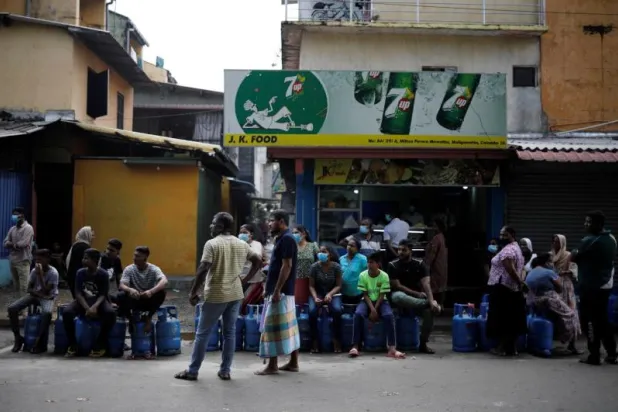 أشخاص ينتظرون لشراء أسطوانات الغاز في كولومبو (رويترز)