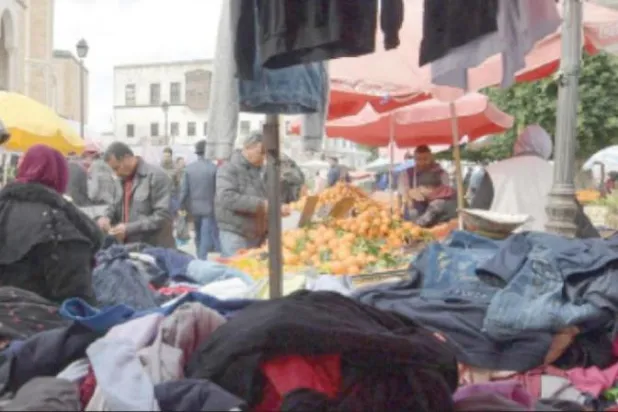 عدد من الباعة في إحدى الأسواق بتونس (أرشيفية - أ.ف.ب)