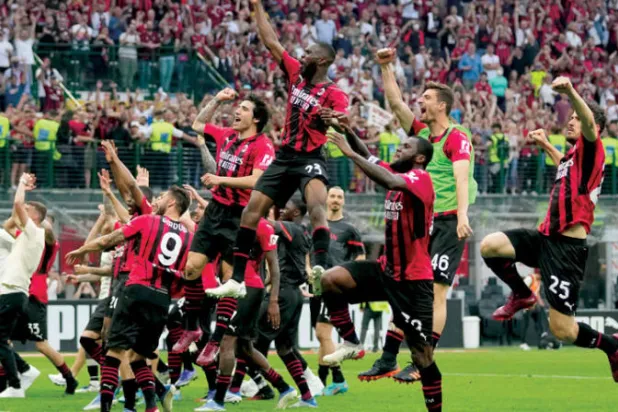 لاعبو ميلان يحتفلون مع أنصارهم بعد تخطي أتالانتا كما لو أنهم فازوا باللقب (أ.ب)