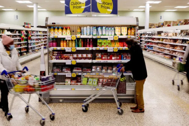 تواجه بريطانيا أسوأ موجة تضخم تشهدها البلاد خلال 4 عقود (رويترز)