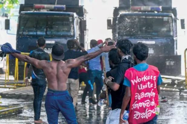 سری لنکا کا معاشی بحران شدت اختیار کرتا جا رہا ہے  کولمبو: «الشرق الاوسط»  سری لنکا آزادی حاصل کرنے کے بعد اپنی تاریخ میں پہلی بار اپنے قرضے ادا کرنے سے قاصر رہا ہے کیونکہ ڈالر بانڈز پر سود کی ادائیگی کی رعایتی مدت ختم ہو چکی ہے اور جمعرات کو سری لنکا کے 