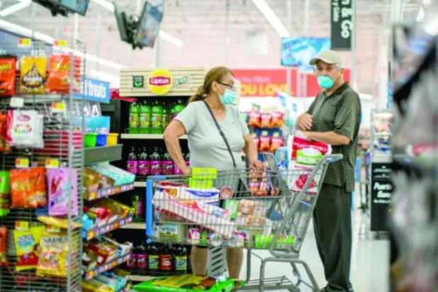 امریکی ریاست نیو جرسی میں ایک ریٹیل اسٹور میں خریداروں کو دیکھا جا سکتا ہے (رائٹرز)