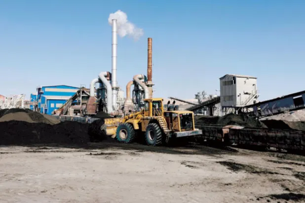 جرافة تنقل فوسفات معالج ليتم وضعه في عربات في مصنع لإنتاج الفوسفات في المتلاوي تونس (رويترز)