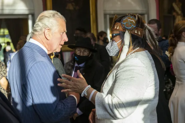 روزان أرشيبالد الرئيسة الوطنية لجمعية الأمم الأولى في كندا تتحدث مع الأمير تشارلز (أ.ب)