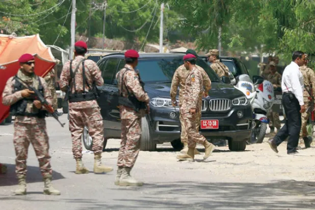 استنفار أمني في موقع تفجير انتحاري استهدف مواطنين صينيين في كراتشي أبريل الماضي (إ.ب.أ)