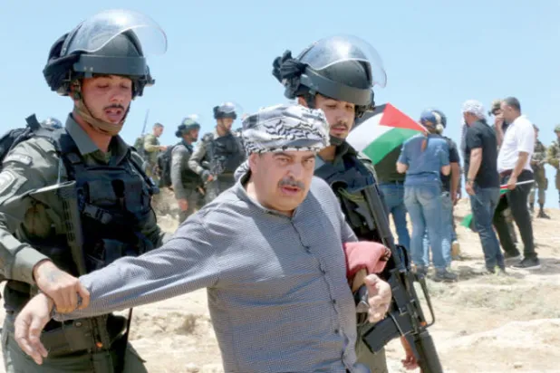 مواجهات بين قوات إسرائيلية ومحتجين فلسطينيين في قرية يطا بالضفة الغربية (إ.ب.أ)