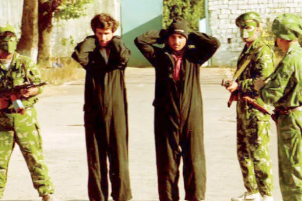 القوات الخاصة التابعة للشرطة الطاجيكية تعتقل اثنين من المتمردين المناهضين للحكومة المشتبه بهم في خارج العاصمة دوشانبي 1992 (غيتي)