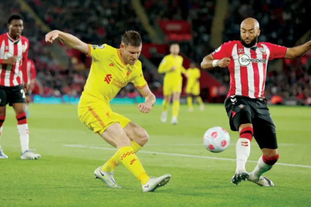 ميلنر (في الوسط) يشتت كرة في مباراة فريقه ليفربول أمام ساوثهامبتون (رويترز)