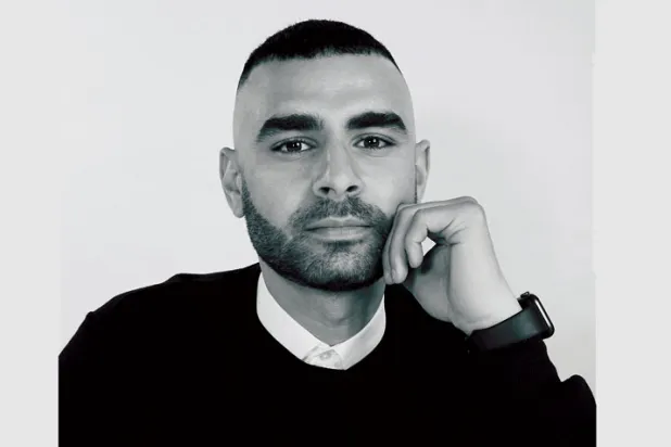 المصمم يوسف أكبر 