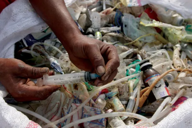 أدوية منتهية الصلاحية ملقاة في النفايات