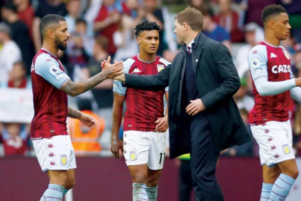 هل ينجح جيرارد ولاعبو أستون فيلا في تحويل مسار لقب الدوري الإنجليزي (رويترز)