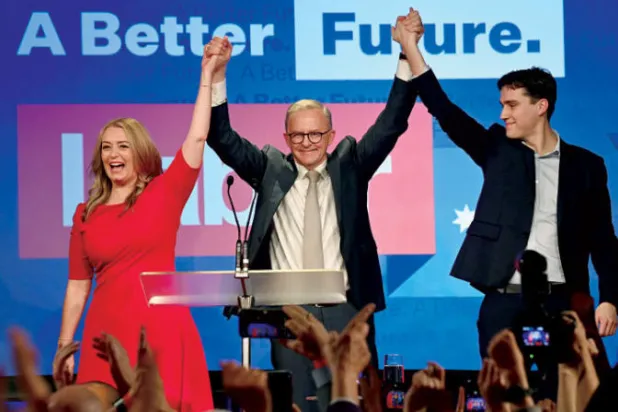 زعيم المعارضة أنتوني ألبانيزي مع قرينته وابنه بعد فوزه في الانتخابات الفيدرالية في سيدني أمس (إ.ب.أ)