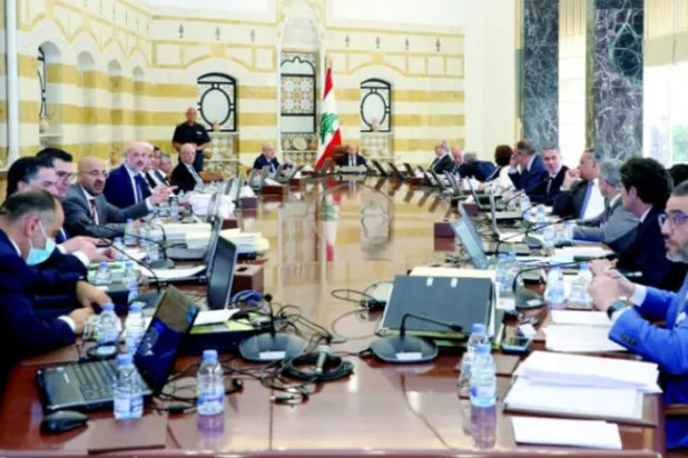 صدر مائکل عون کو نگراں بننے سے پہلے وزیر اعظم نجیب میقاتی کی حکومت کے آخری اجلاس کی صدارت کرتے ہوئے دیکھا جا سکتا ہے (رائٹرز)