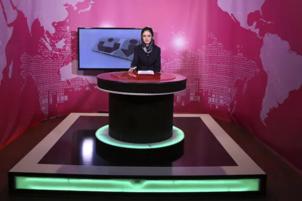 مذيعة أفغانية تقدم نشرة الأخبار على محطة تلفزيون في كابل (أرشيفية - أ.ب)