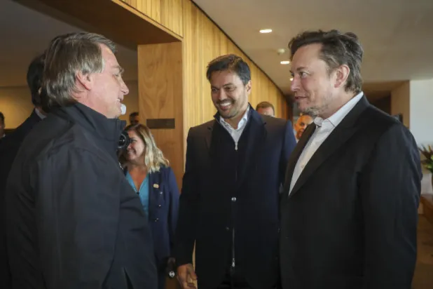 الرئيس البرازيلي جايير بولسونارو - يسار - مستقبلاً إيلون ماسك (أ.ب)