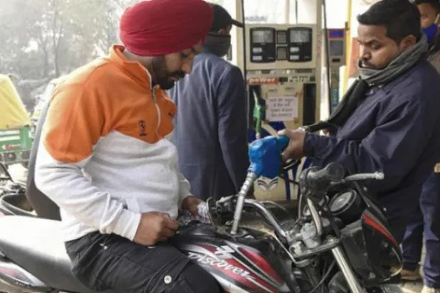 Hindistan'ın başkenti Yeni Delhi'deki bir benzin istasyonu (AFP)