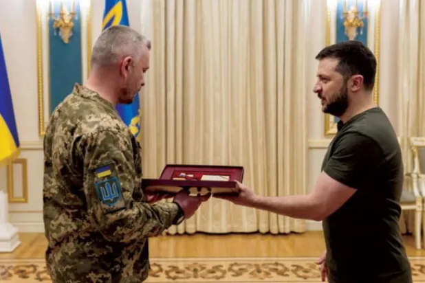 Zelenskiy, Rusya'ya karşı devam eden savaşta ‘Ukrayna'nın kahramanlarından’ birine madalyasını verirken (AFP)