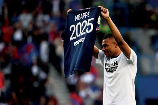 مبابي حسم أمره بالبقاء مع سان جيرمان بصفقة مثيرة للجدل (أ.ف.ب)