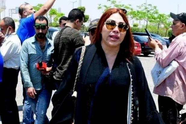 غادة إبراهيم خلال تشييع جنازة صبري (الشرق الأوسط)