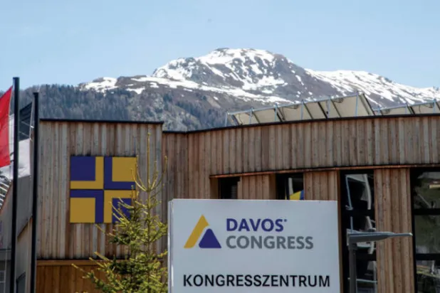 يتساءل كثيرون عن جدوى تنظيم منتدى عالمي بينما يمرّ العالم بأزمات صحية وأمنية واقتصادية غير مسبوقة تراجع فيها دور العولمة (رويترز)