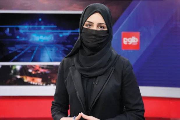 مذيعة التلفزيون خاطرة أحمدي ترتدي غطاء الوجه بينما تقرأ الأخبار على «TOLO NEWS» (أ.ب)