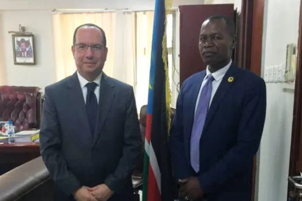 السفير المصري لدى جنوب السودان معتز عبد القادر ووزير الخدمة العامة والموارد البشرية بانجاسي باكوزورو (الخارجية