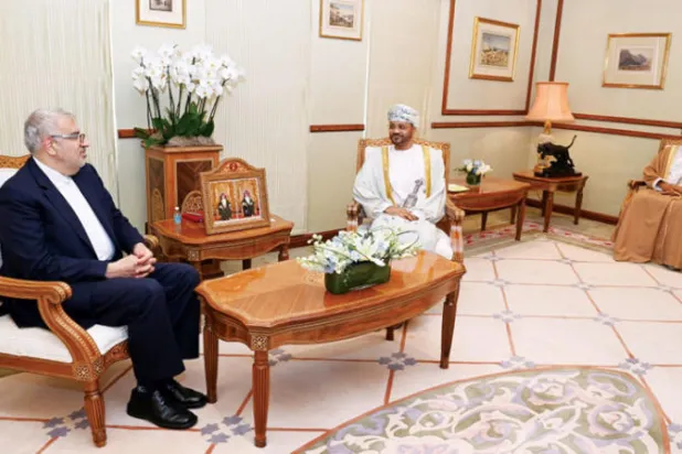 صورة نشرتها وكالة الأنباء العمانية من لقاء البوسعيدي ووزير النفط الإيراني في مسقط أمس