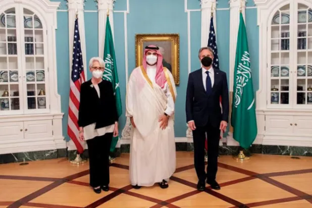 نائب وزير الدفاع السعودي يتوسط وزير الخارجية الأميركي ونائبته في مقر الخارجية بواشنطن (الشرق الأوسط)
