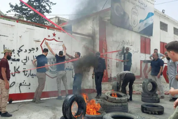 احتجاجات شعبية أمام مبنى الشرطة العسكرية في مدينة الباب شمال حلب (الشرق الأوسط)