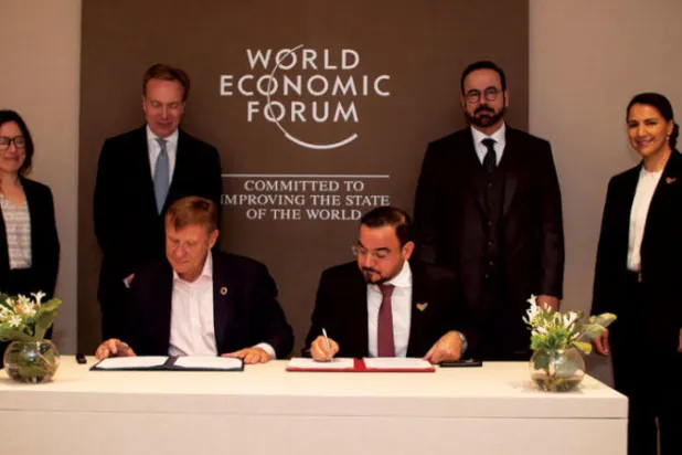 جانب من توقيع الاتفاق بين الجانبين (الشرق الأوسط)