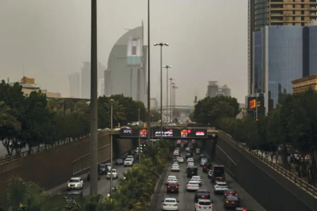 كتل كثيفة من الغبار تغطي سماء السعودية (تصوير: بشير صالح)