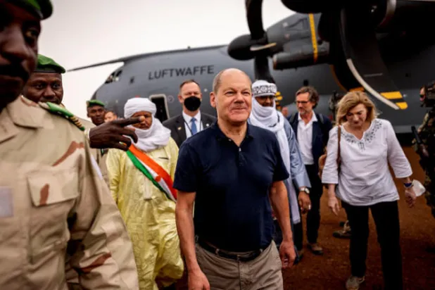 المستشار الألماني أولاف شولتس يتفقد قوات بلاده في النيجر أمس « د ب ا «