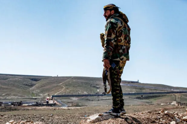 عنصر من «قوات سوريا الديمقراطية» في موقع قريب من بلدة الهول التي تضم مخيماً يؤوي عائلات من تنظيم «داعش» بريف الحسكة يوم 29 مارس الماضي (أ.ف.ب)