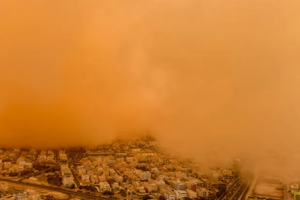 تسببت العاصفة في توقف الحركة الملاحة الجوية بمطار الكويت الدولي قرابة الثلاث ساعات (كونا)