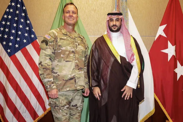 الأمير خالد بن سلمان بن عبد العزيز نائب وزير الدفاع السعودي مع قائد القيادة الوسطى الأميركية الجنرال مايكل كوريلا (واس)