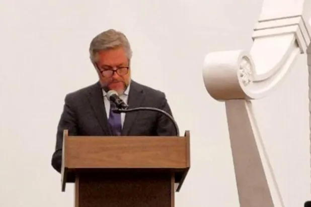 AB yetkilisi, geçen cumartesi akşamı Riyad’da ‘Avrupa Günü’ münasebetiyle bir konuşma yapıyor (Şarku’l Avsat)