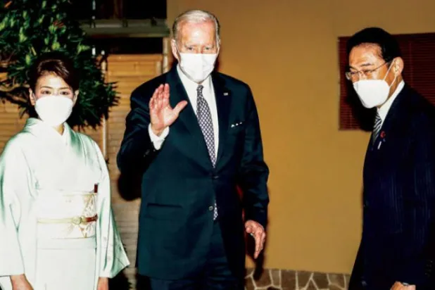 ٹوکیو میں امریکی صدر کو جاپانی وزیر اعظم اور ان کی اہلیہ کے درمیان دیکھا جا سکتا ہے (رائٹرز)