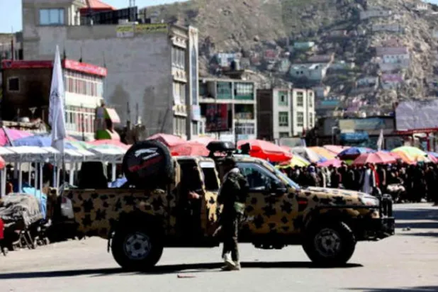 6 Nisan 2022’de Kabil’deki bir camiye el bombasıyla saldırının düzenlendiği olay yerinde güvenlik önlemleri alan Taliban unsurları (EPA)