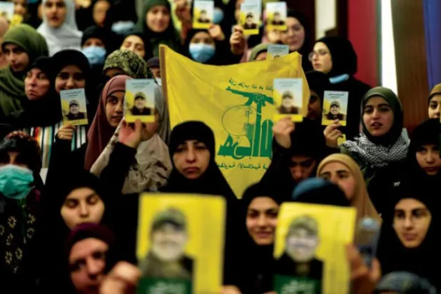 Mayıs 2016’da Suriye’de öldürülen Hizbullah yöneticisi Mustafa Bedreddin için cuma günü Beyrut’un bir banliyösünde düzenlenen anma törenine katılan Hizbullah destekçileri (EPA)