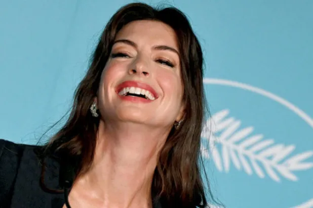 آن هاثاواي في مهرجان كان (أ.ف.ب)