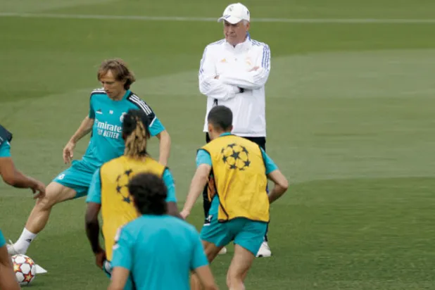 أنشيلوتي يراقب تدريب لاعبي الريال استعداداً للنهائي الأوروبي (إ.ب.أ)