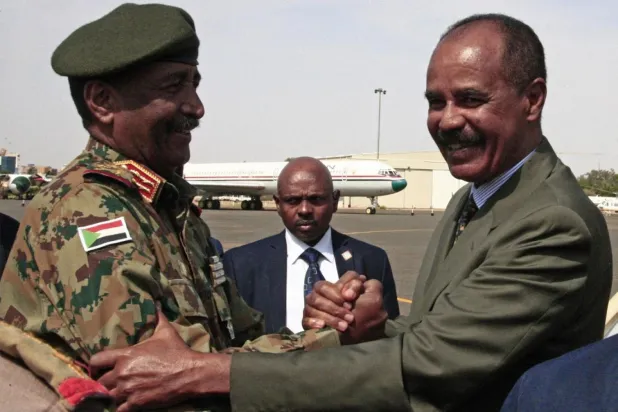 Eritre, Burhan’ın darbesinden bu yana Sudan’daki siyasi krizin çözümüne yardım etmeye çalışıyor (AFP)