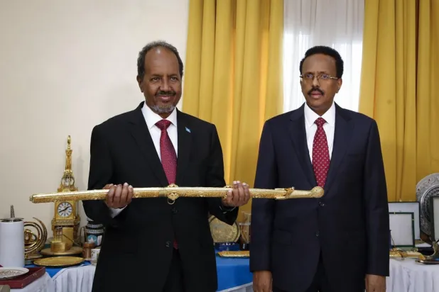 Somali Cumhurbaşkanı Hasan Şeyh Mahmud, 23 Mayıs Pazartesi günü Mogadişu'daki Villa Somalia’daki devir teslim töreninde selefinden görevin devrini temsil eden sembolik kılıcı aldı (AP)