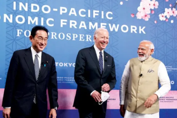 امریکی صدر کو کل ٹوکیو میں جاپانی اور ہندوستانی وزرائے اعظم کے درمیان نئی ایشیا پیسفک تجارتی شراکت داری کے اعلان کے دوران دیکھا جا سکتا ہے (اے ایف پی)